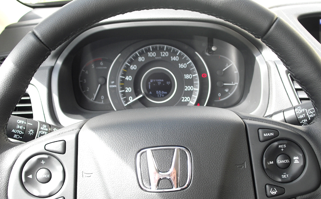 Honda CR-V: Blick durch den Lenkradkranz auf die Rundinstrumentierung. 
