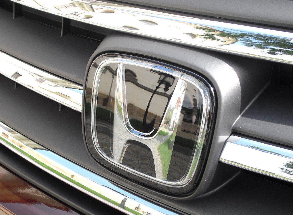 Honda CR-V: Das Markenlogo sitzt vorn mittig im Kühlergrill. 