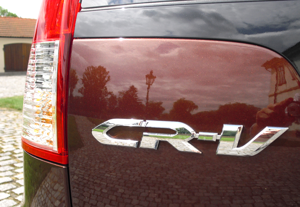 Honda CR-V: Vertikal ausgerichtete Leuchteinheit hinten mit Modellschriftzug. 