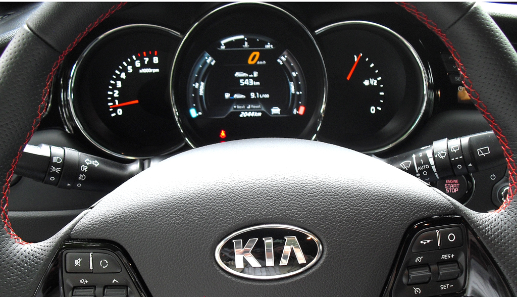 Kia Cee'd GT: Blick durch den Lenkradkranz auf die Rundinstrumentierung. 