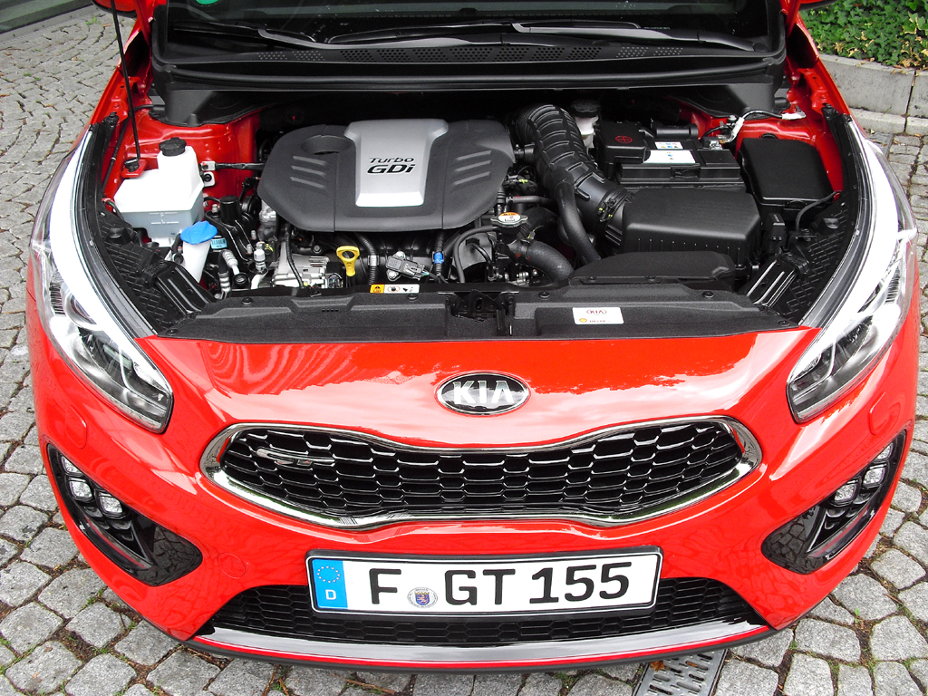 Kia Cee'd GT: Blick unter die Haube, auf den 1,6-Liter-Turbobenziner mit 150/204 kW/PS. 