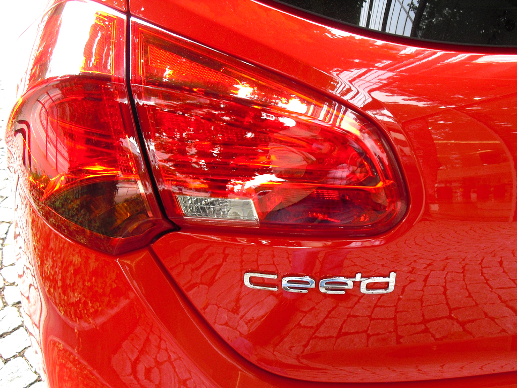 Kia Cee'd GT: Moderne Leuchteinheit hinten mit Modellschriftzug. 