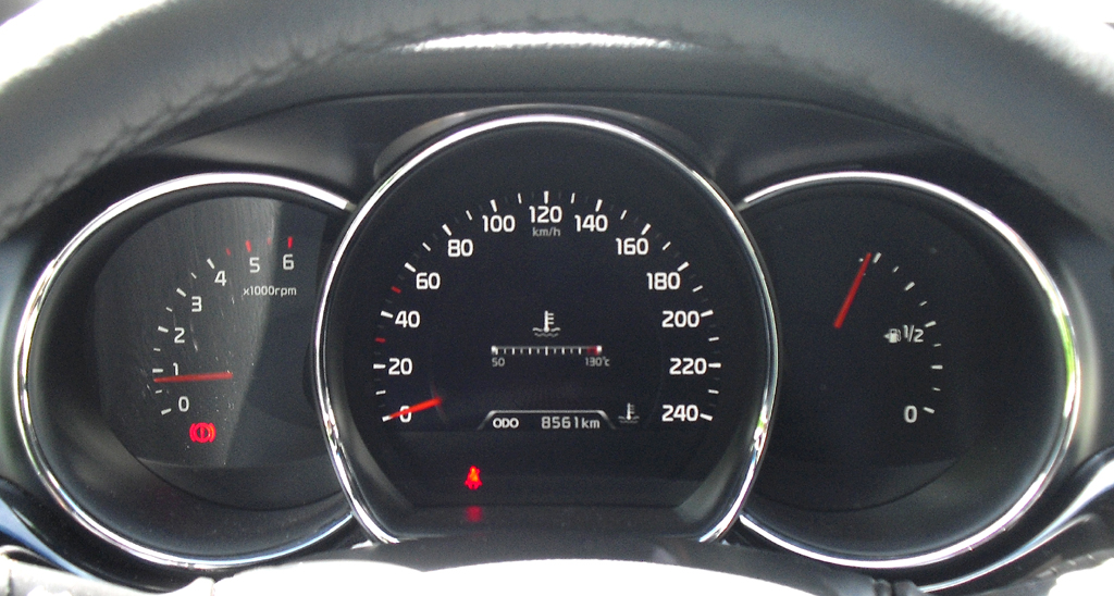 Kia Pro Cee'd: Blick durch den Lenkradkranz auf die Rundinstrumentierung. 