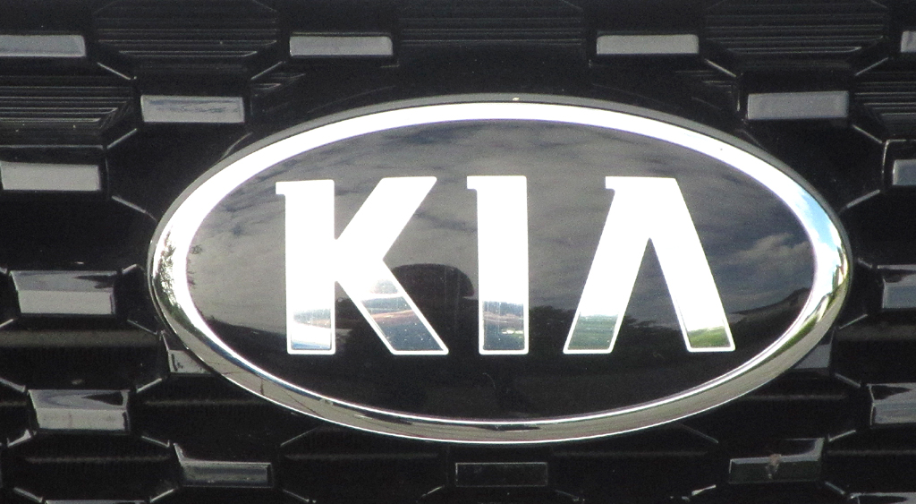 Kia Venga: Das Markenlogo sitzt vorn mittig im Kühlergrill. 