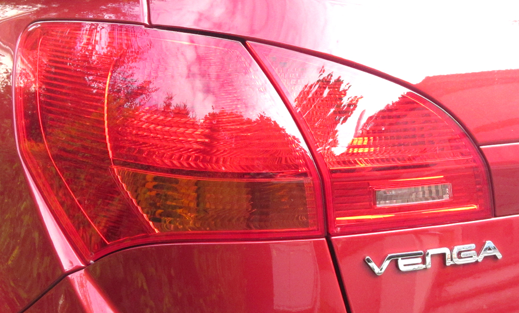 Kia Venga: Moderne Leuchteinheit hinten mit Modellschriftzug. 