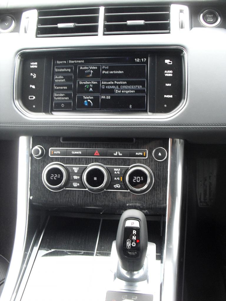 Land Rover Range Rover Sport: Blick auf den mittleren Armaturenträger. 
