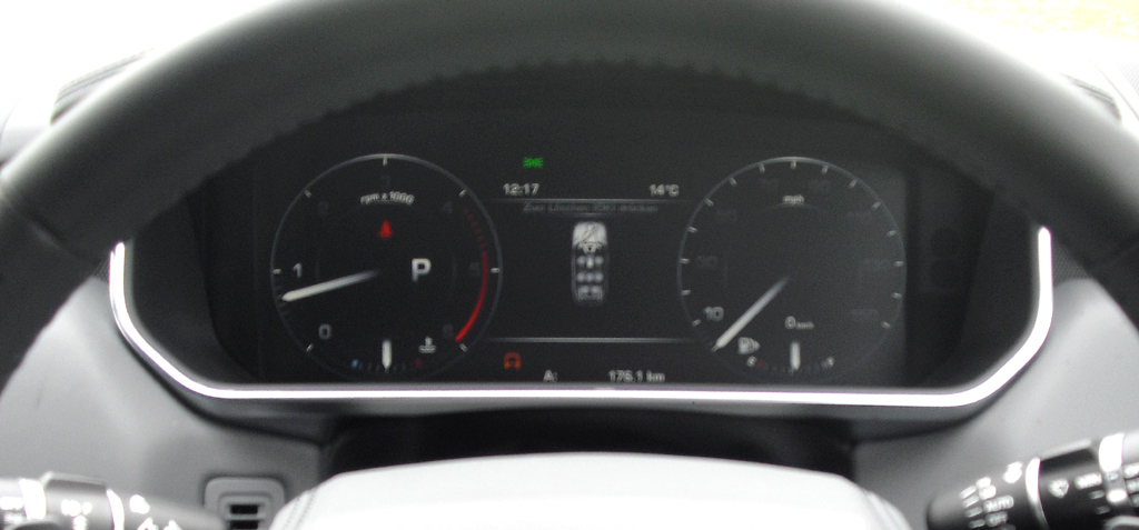 Land Rover Range Rover Sport: Blick durch den Lenkradkranz auf die Rundinstrumentierung. 