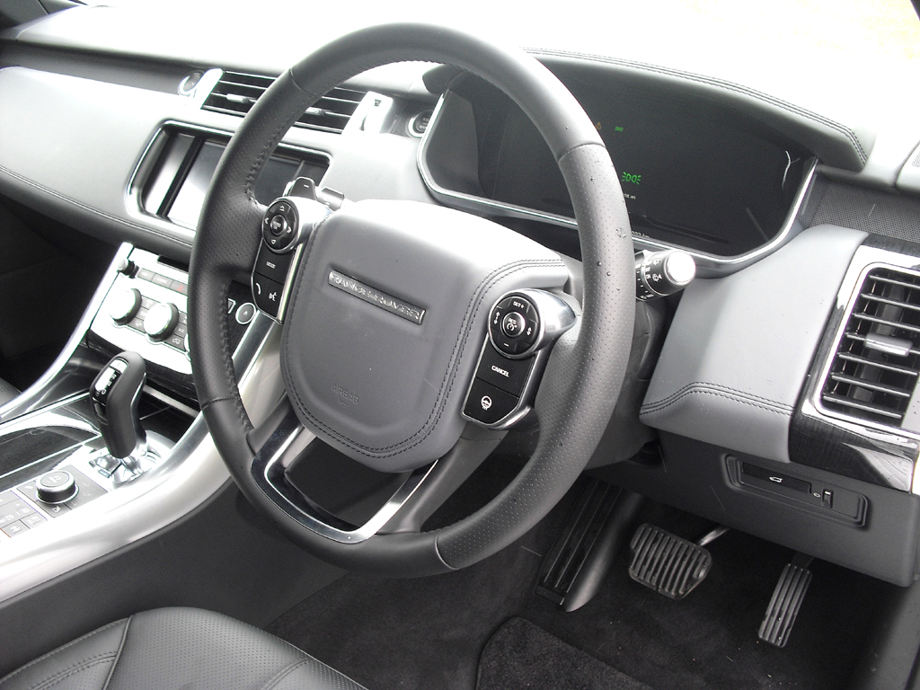 Land Rover Range Rover Sport: Blick ins Cockpit, hier beim Rechtslenker. 