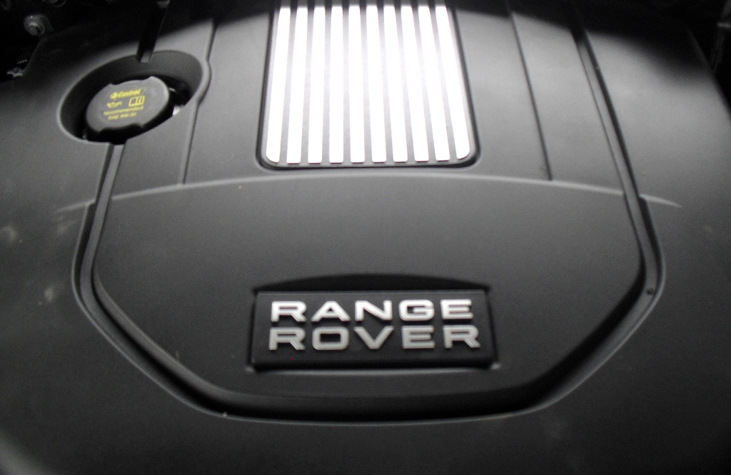 Land Rover Range Rover Sport: Blick unter die Haube, hier bei einem Secszylinder-Diesel. 
