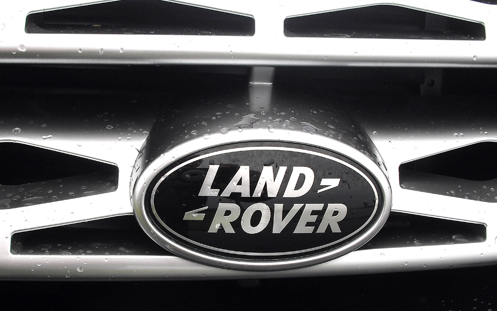 Land Rover Range Rover Sport: Das Markenlogo sitzt vorn seitlich im Kühlergrill. 