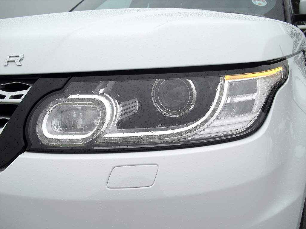 Land Rover Range Rover Sport: Die moderne Leuchteinheit vorn ist horizontal ausgerichtet. 