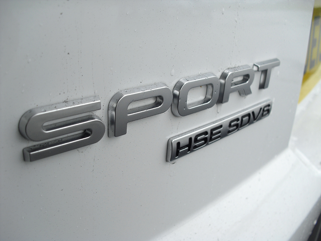 Land Rover Range Rover Sport: Modell-, Ausstattungs- und Antriebsschriftzug am Heck. 