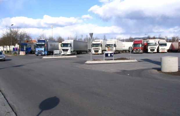 Lkw-Kompaktparken an der Autobahn