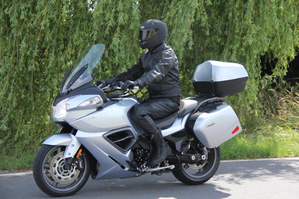 Mag die Triumph Trophy SE auch noch so wuchtig wirken, zur Schwerstarbeit wird das Steuern dadurch noch lange nicht.