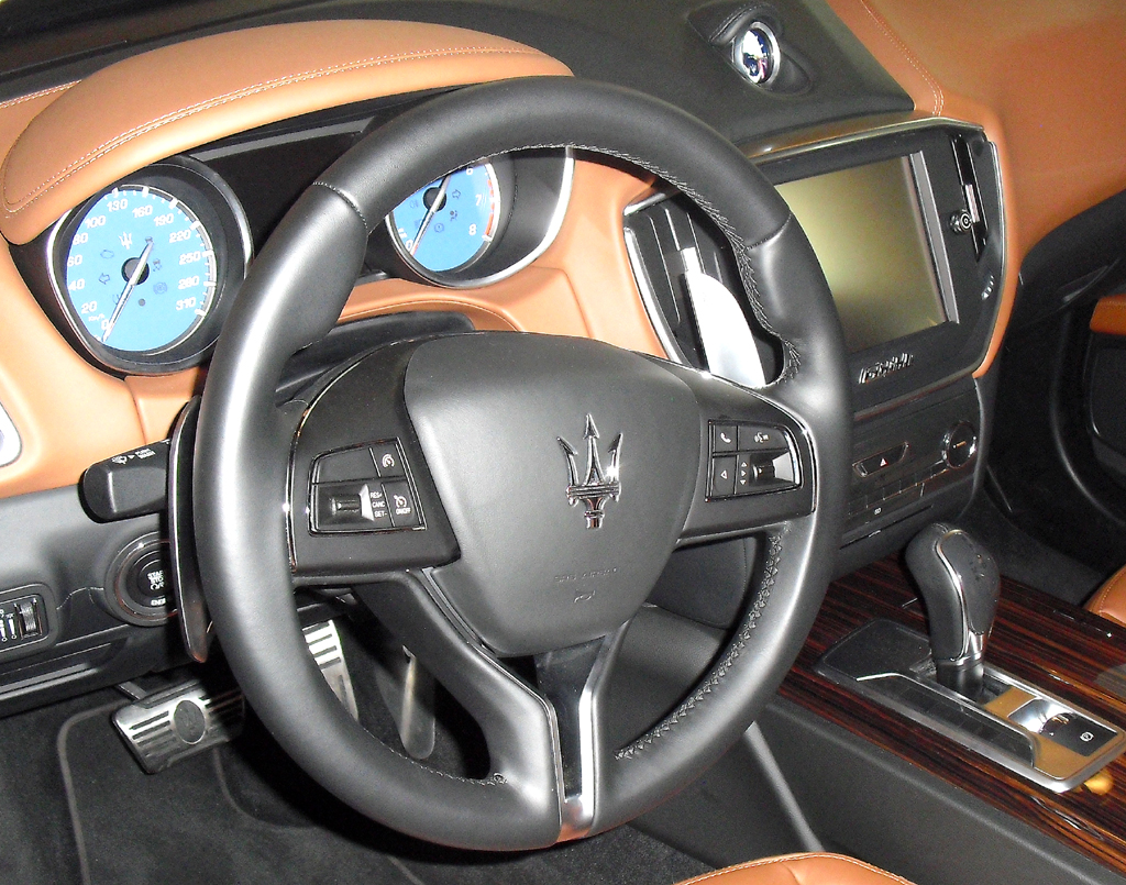 Maserati Ghibli: Blick ins keinesfalls überladen wirkende Cockpit. 