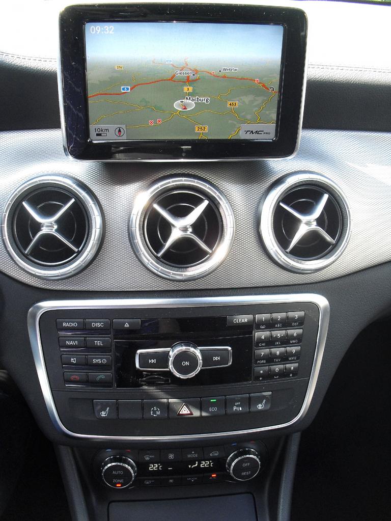Mercedes CLA: Blick auf den mittleren Armaturenträger. 