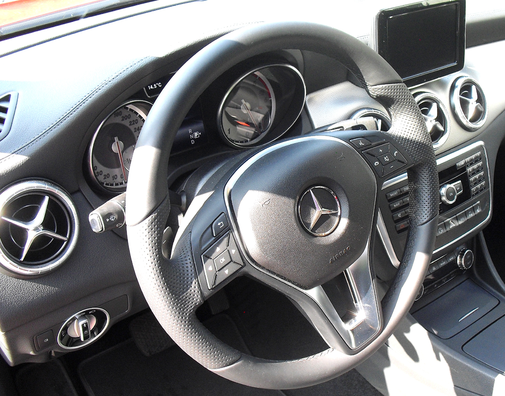 Mercedes CLA: Blick ins Cockpit mit dem aufgesetzten Display in der Mitte. 