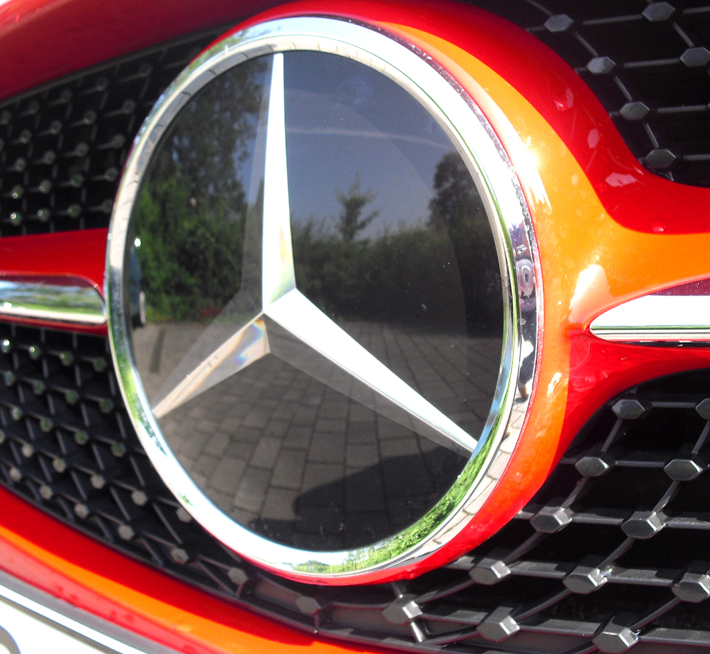 Mercedes CLA: Der Markenstern prangt vorn groß und mittig im Kühlergrill. 