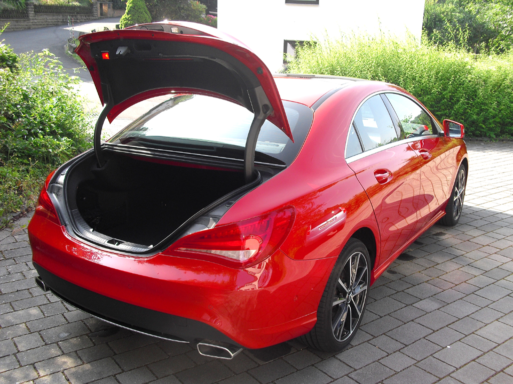 Mercedes CLA: Ins Gepäckabteil passen erweiterbare 430 Liter hinein. 