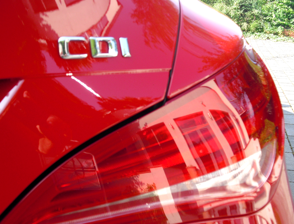 Mercedes CLA: Moderne Leuchteinheit hinten mit Antriebsschriftzug, hier Diesel. 