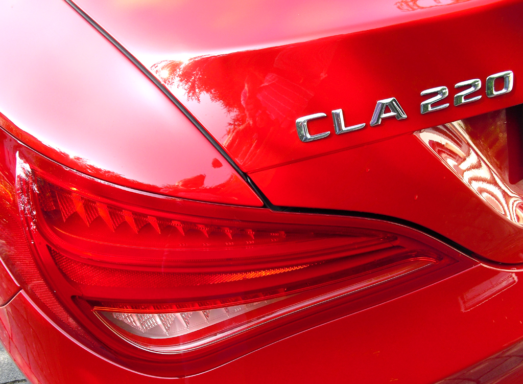 Mercedes CLA: Moderne Leuchteinheit hinten mit Modellschriftzug. 