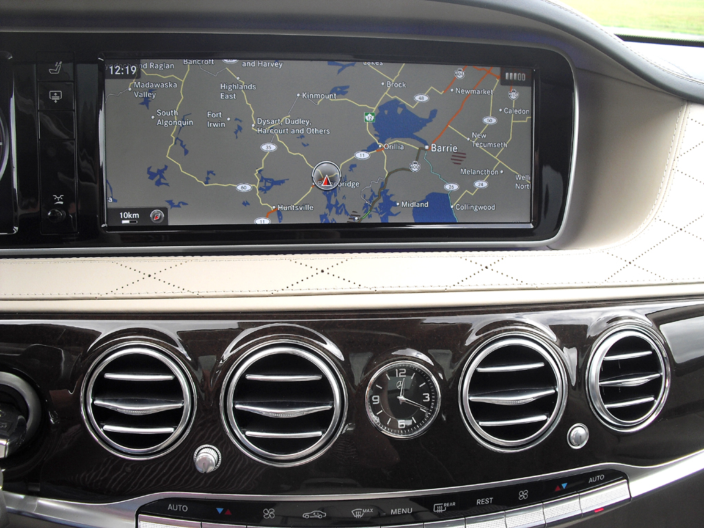 Mercedes S-Klasse: Blick auf den mittleren Armaturenträger. 