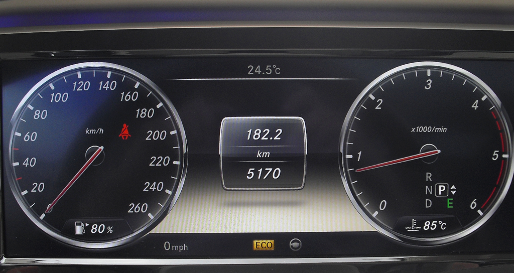 Mercedes S-Klasse: Blick durch den Lenkradkranz auf die Rundinstrumentierung. 