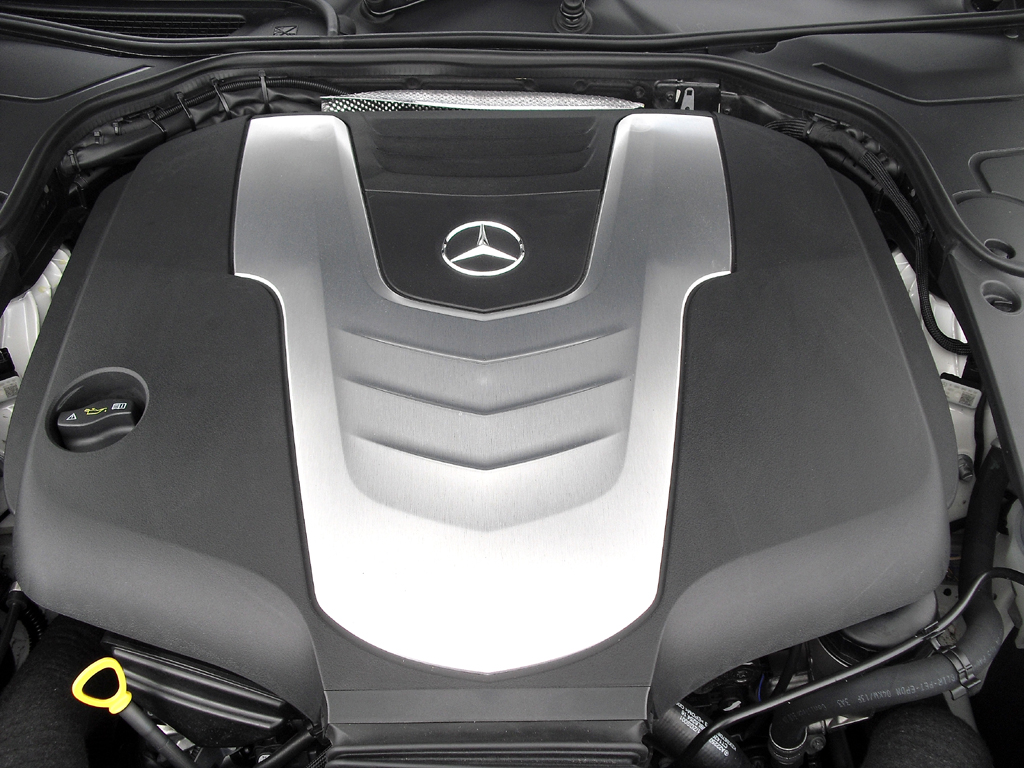 Mercedes S-Klasse: Blick unter die Haube, hier beim Sechszylinder-Turbodiesel. 