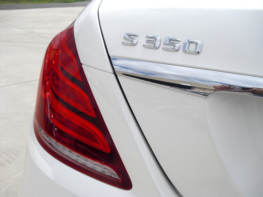 Mercedes S-Klasse: Moderne Leuchteinheit hinten mit Modellschriftzug. 