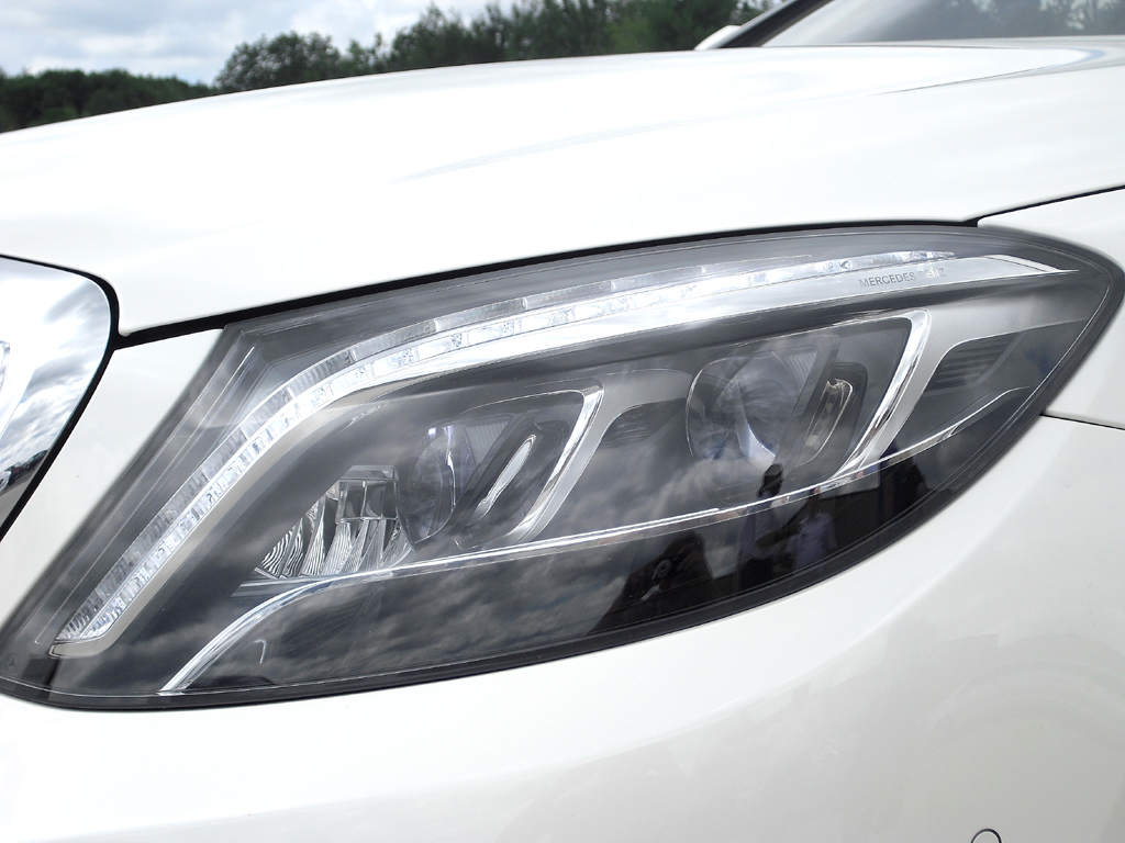 Mercedes S-Klasse: Moderne Leuchteinheit vorn mit Voll-LED-Scheinwerfern. 