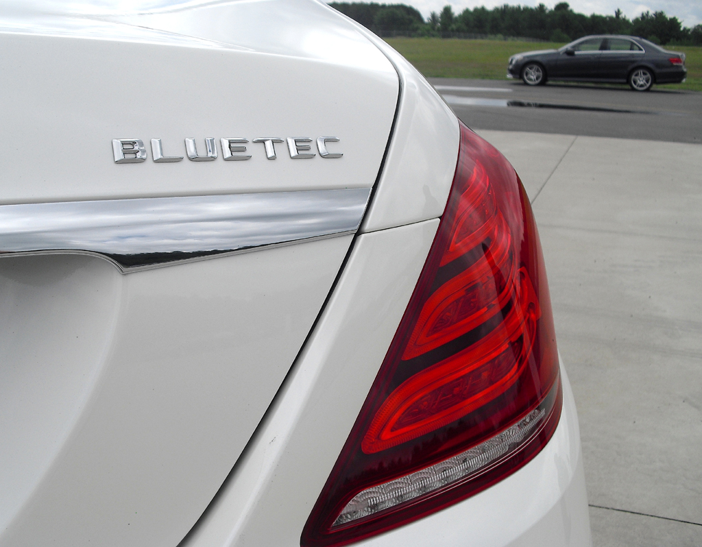 Mercedes S-Klasse: Moderne Leuchteinheiten hinten mit Bluetec-Schriftzug beim Diesel. 