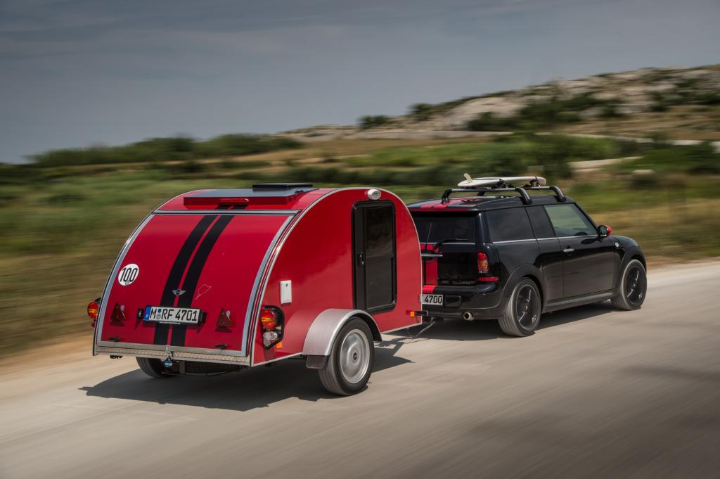 Mit Rallyestreifen lackiert und Mini-Felgen ausgestattet, passt der Anhänger dann auch zum schicken Zugfahrzeug am vorderen Ende. 