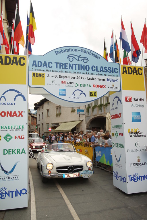 Mit dem Oldtimer durch die Dolomiten wandern