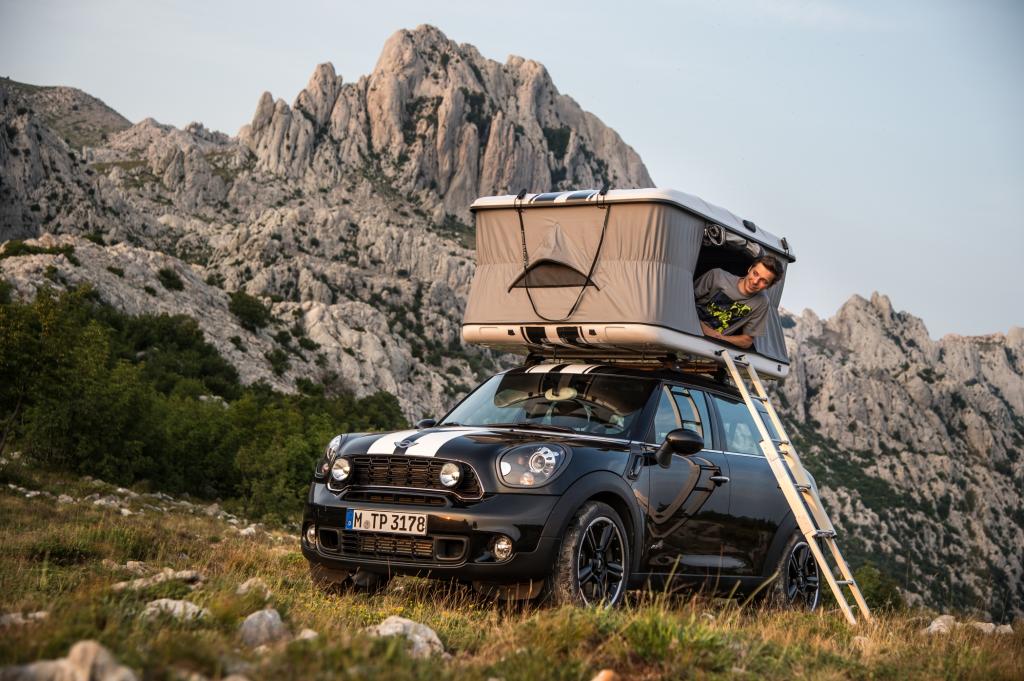 Mit weniger Aufwand wird der Mini - hier ein Countryman - mit einem Dachzelt bewohnbar