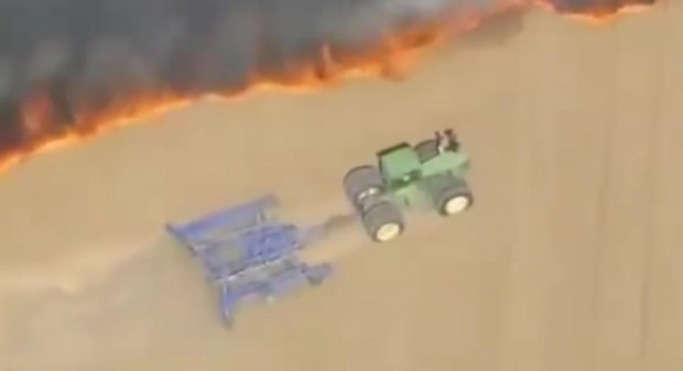Mutiger Farmer bekämpft Feuer mit Traktor