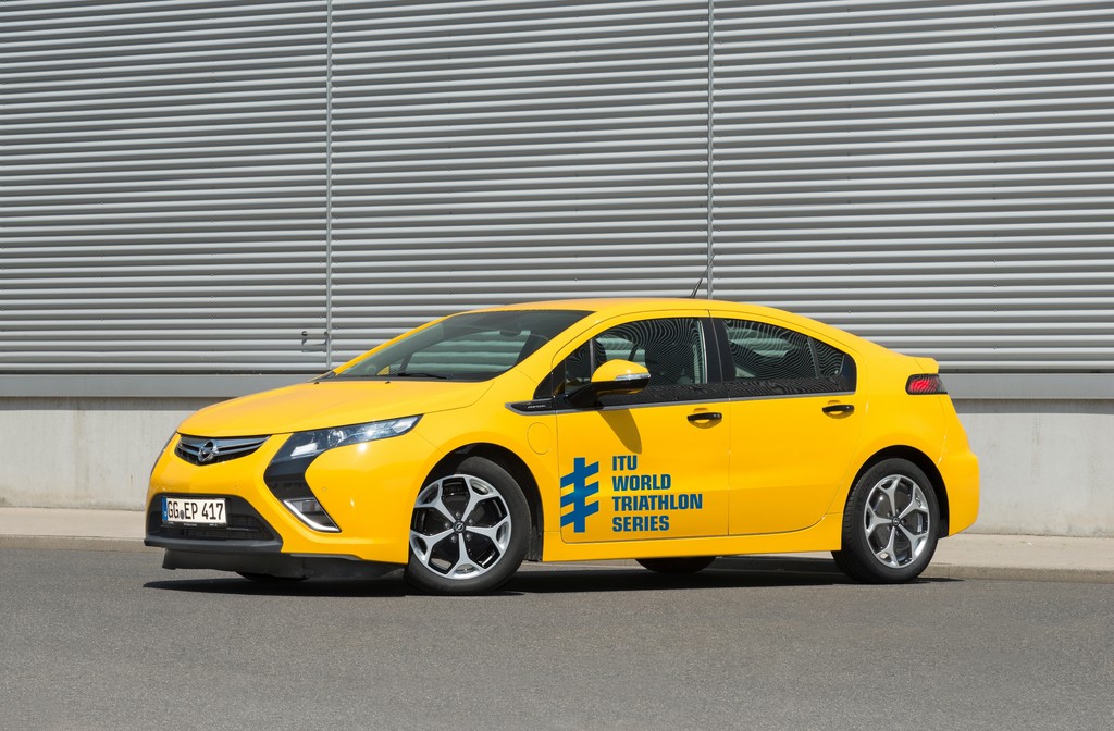 Opel Ampera führt Triathlon-Meisterschaft ins Ziel