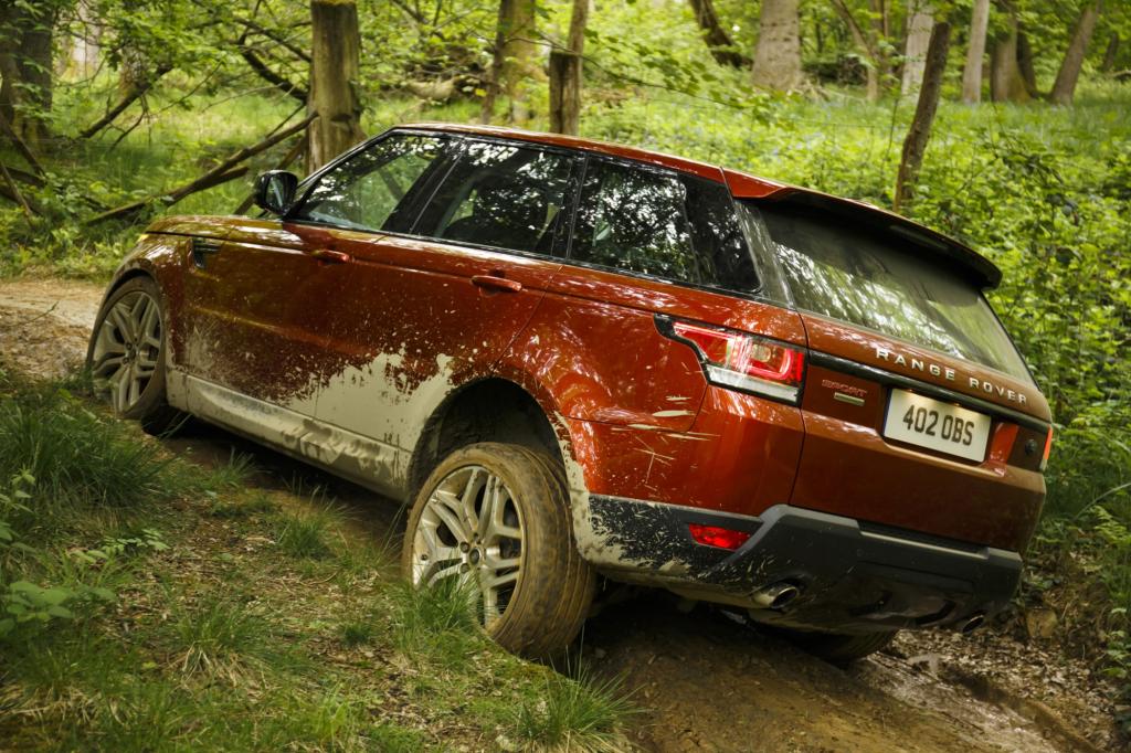 Optisch orientiert sich der luxuriöse 4x4 nämlich an seinem kleinen Bruder Evoque