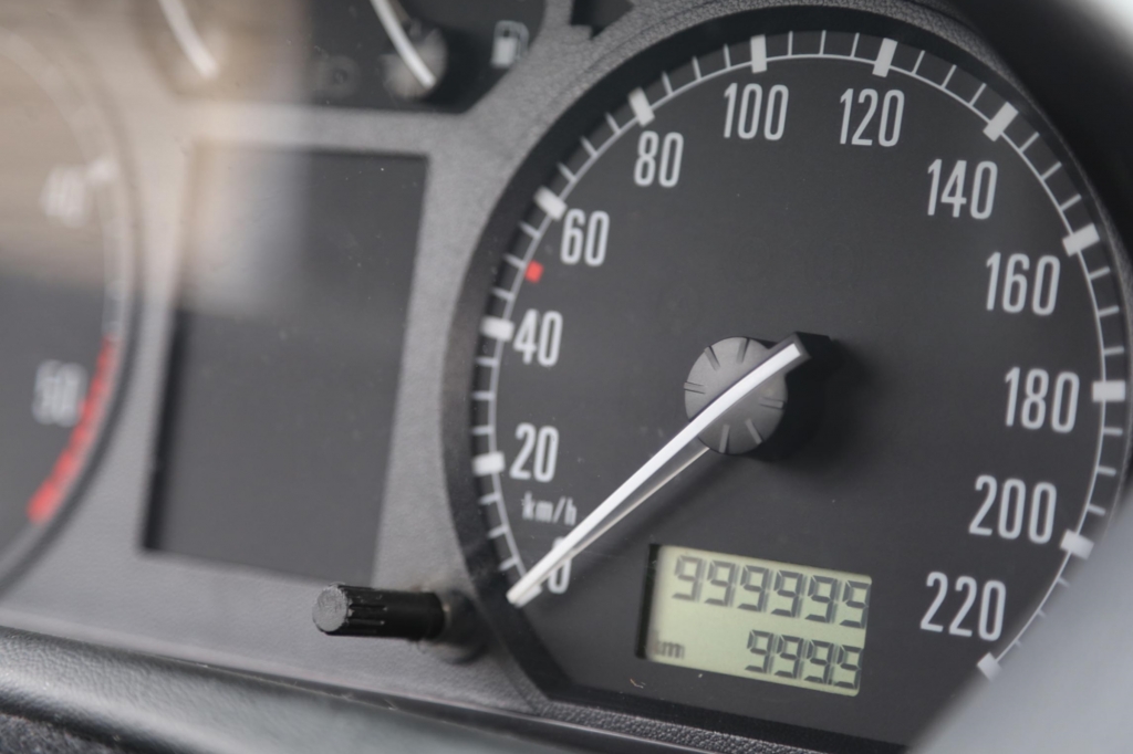 Pflichtschuldig zeigt der Tacho 999.999 Kilometer an - und dann nur noch Striche