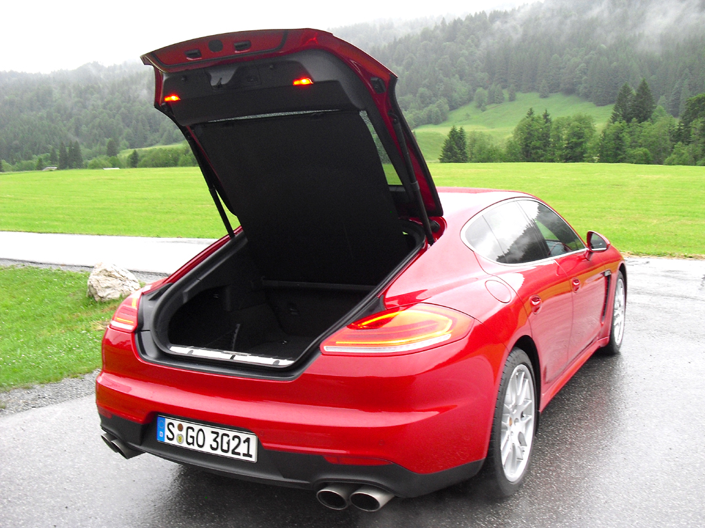 Porsche Panamera: Ins Gepäckabteil passen hier 445 bis 1263 Liter hinein. 