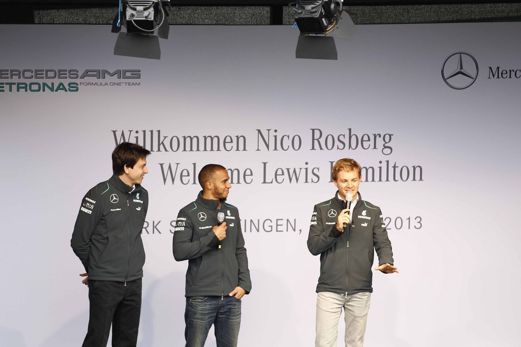 Rosberg und Hamilton besuchten Werk Sindelfingen