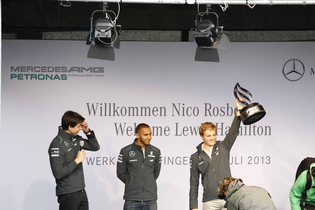 Rosberg und Hamilton besuchten Werk Sindelfingen