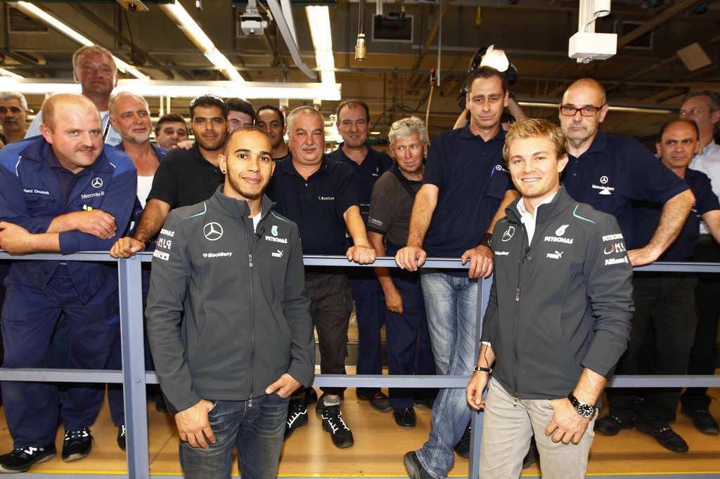 Rosberg und Hamilton besuchten Werk Sindelfingen