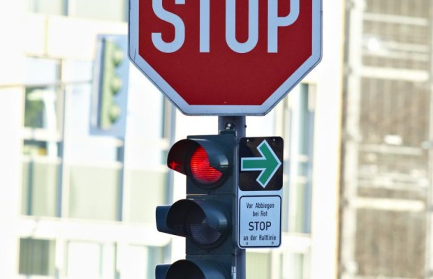 Rote Ampel über die Tankstelle umfahren