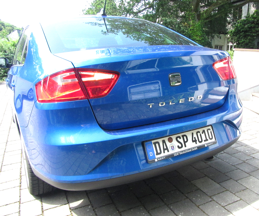 Seat Toledo: Blick auf die Heckpartie mit dem Modellschriftzug auf dem Kofferraumdeckel. 