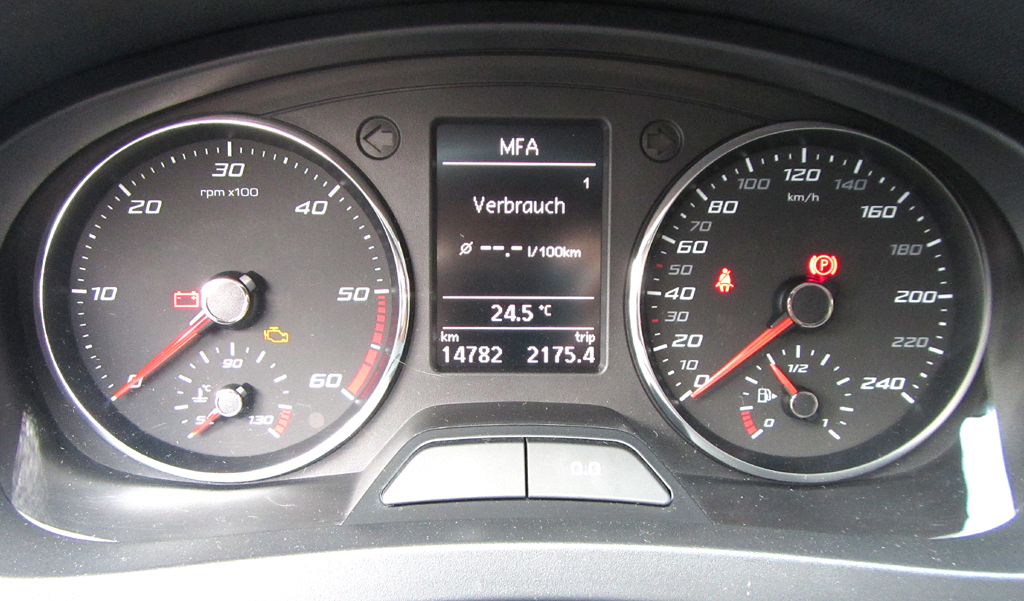 Seat Toledo: Blick durch den Lenkradkranz auf die Rundinstrumentierung. 