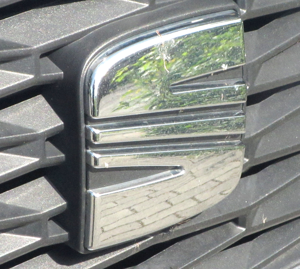 Seat Toledo: Das Markenlogo sitzt vorn mittig im Kühlergrill. 