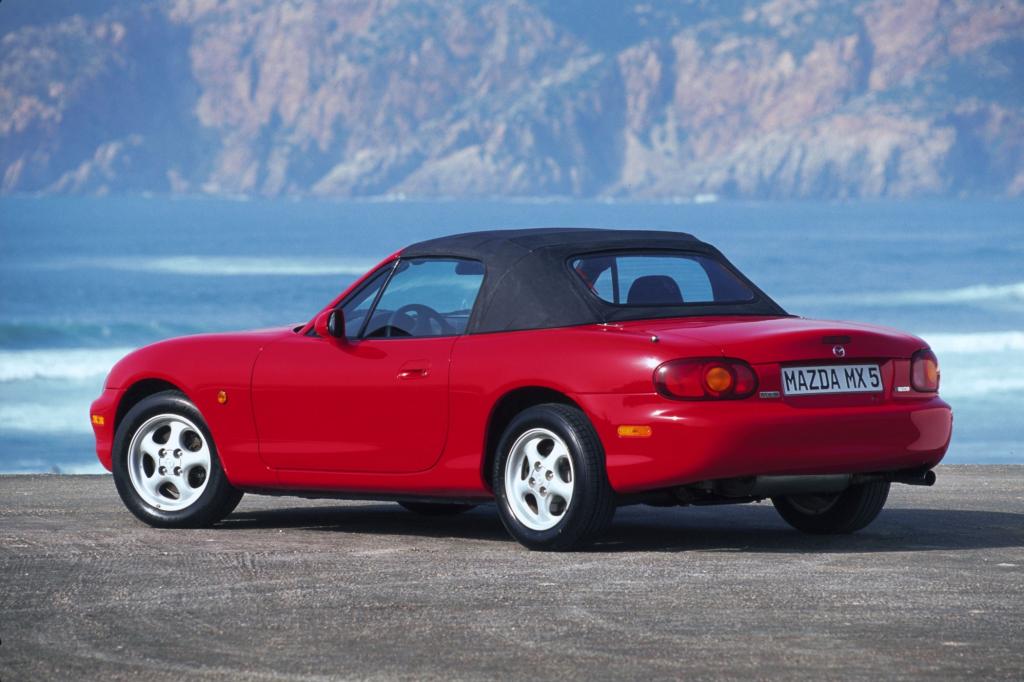 Seine knappen Abmessungen mit nur rund vier Metern in der Länge machen den MX-5 wendig