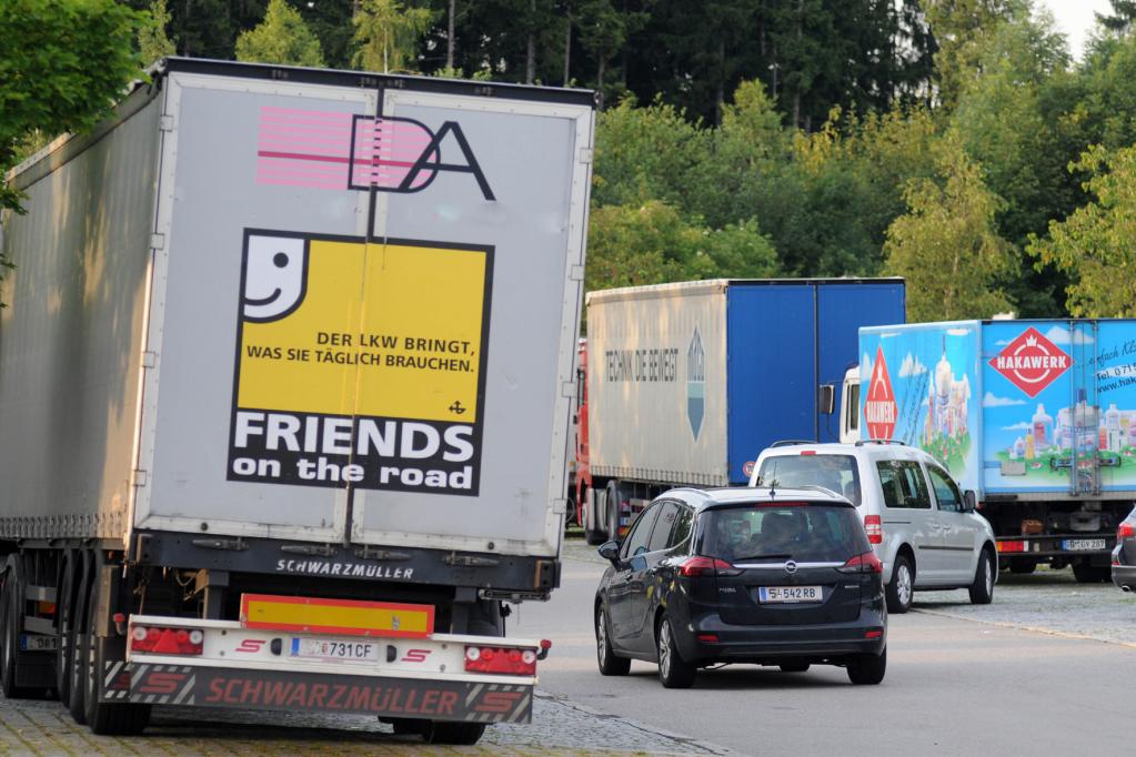 TÜV warnt vor überfüllten Autobahn-Rastplätzen