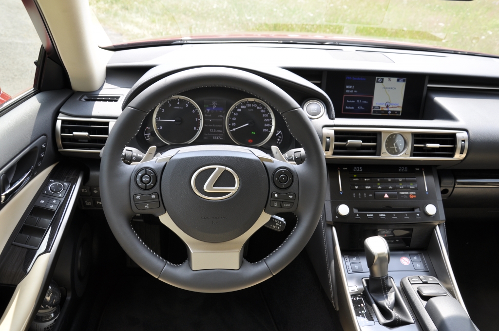 Test Lexus IS – Schöner fremder Mann ...