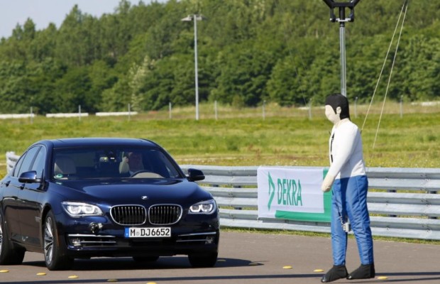 Tests zum Fußgängerschutz - Wenn der Dummy flitzt, soll das Auto bremsen